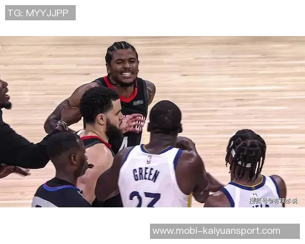 杰伦格林重摔让人揪心站起身后全场松了一口气 杰伦格林重摔让人揪心站起身后全场松了一口气